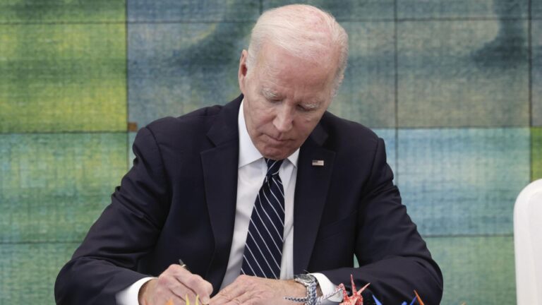 Biden déclare dans le livre d&rsquo;or du musée de la bombe atomique qu&rsquo;il lutte pour un monde sans arme nucléaire
