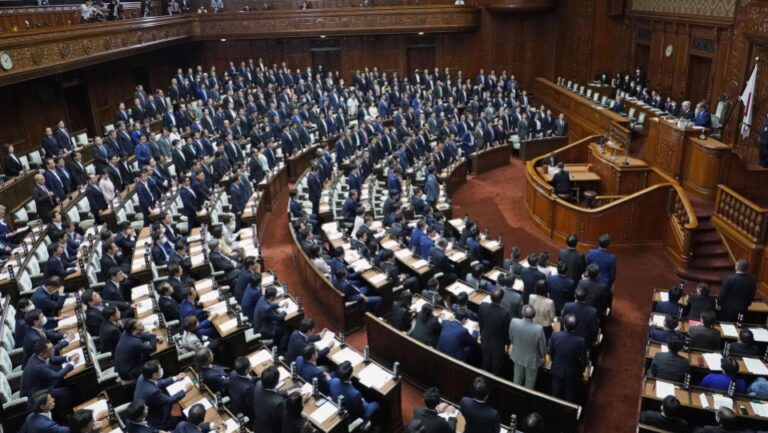 La chambre basse du Japon approuve un projet de loi visant à mettre en commun des fonds pour les dépenses de défense