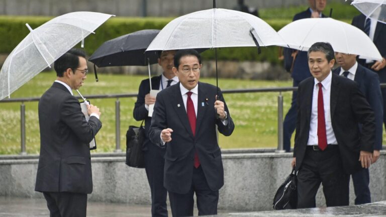 Le Premier ministre japonais Kishida inspecte le lieu du sommet du G-7 et le cénotaphe de la bombe atomique d&rsquo;Hiroshima