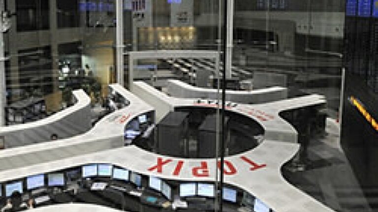 Le Topix de Tokyo se termine à son plus haut niveau en 33 ans sur les gains de Wall St. et ses résultats optimistes