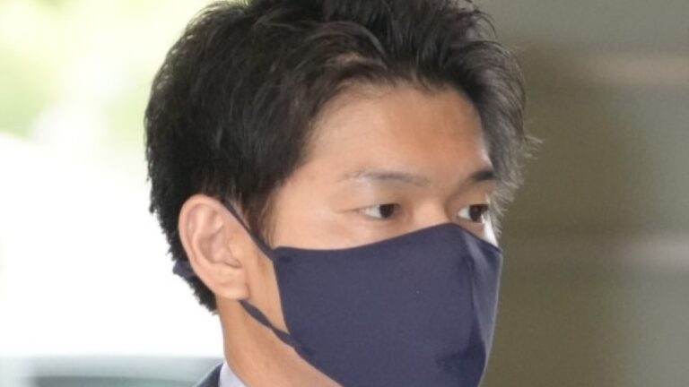 Le fils du Premier ministre Kishida réprimandé pour des photos de fête à la résidence officielle