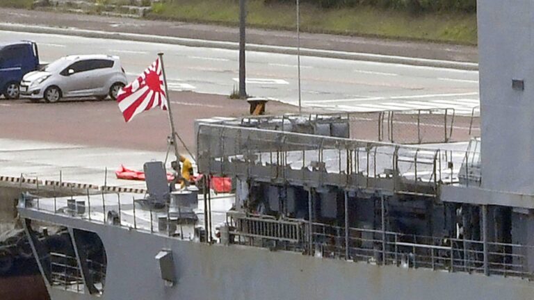 Le navire japonais MSDF battant le drapeau controversé du soleil levant entre en Corée du Sud