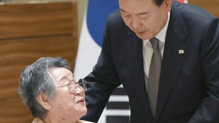 Le sud-coréen Yoon rencontre les victimes de la bombe atomique coréenne à Hiroshima