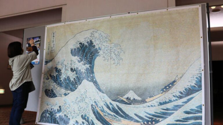 Les enfants de Kyoto aident à créer la mosaïque Hokusai pour établir le record du monde Guinness
