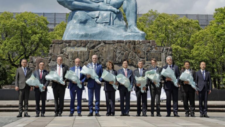 Les ministres de la Santé du G-7 déposent des fleurs devant la statue des victimes de la bombe atomique de Nagasaki