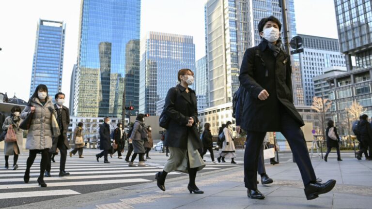 Salários reais do Japão em março caem pelo 12º mês em meio à inflação