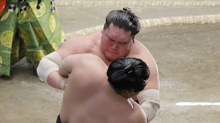 Terunofuji revient en tête alors qu&rsquo;Asanoyama trébuche