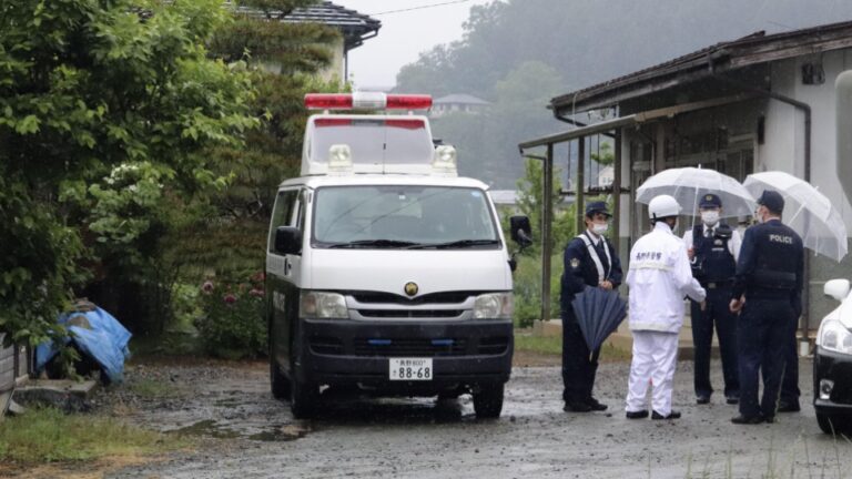 Un suspect dans le centre du Japon a demandé à sa mère de lui tirer dessus