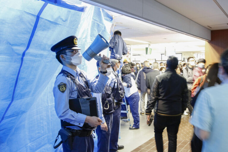 Une bombe explose à la gare de Tokyo, un homme placé en garde à vue