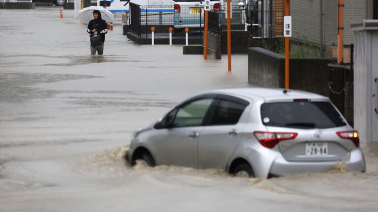 Fuertes lluvias azotan Japón, provocando alertas de evacuación y advertencias de inundaciones.