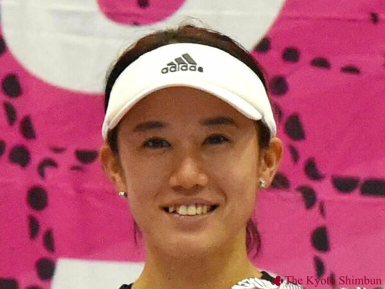 Kyoto Préf.  Mains champion de Roland-Garros Miyu Kato honneur spécial