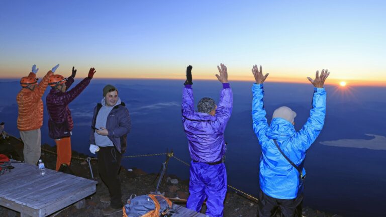 La saison d&rsquo;escalade du mont Fuji approche avec des avertissements contre « l&rsquo;escalade par balle »