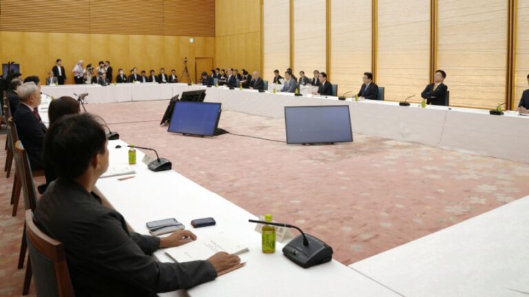 Le Japon approuve la défense, le projet de politique de garde d&rsquo;enfants et retarde la décision fiscale