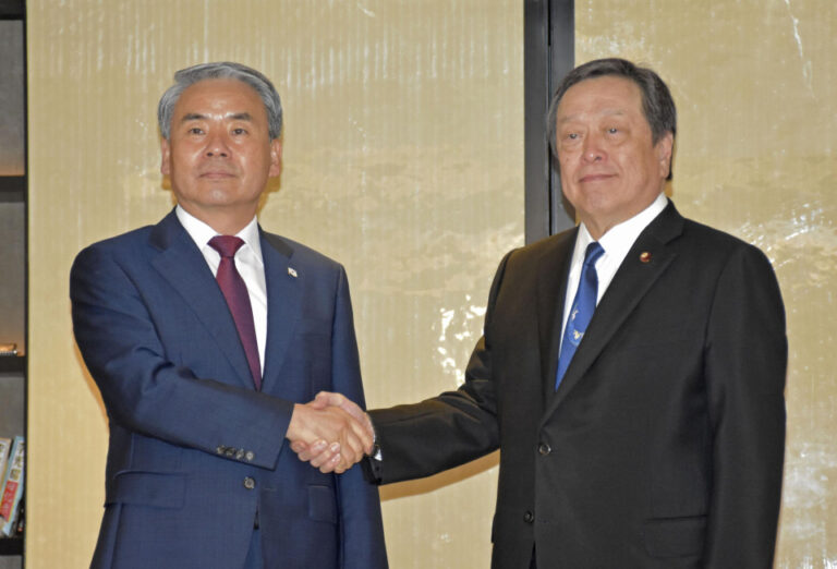 Japón y Corea del Sur mantienen sus primeras conversaciones entre jefes de defensa en tres años, a medida que mejoran sus relaciones.