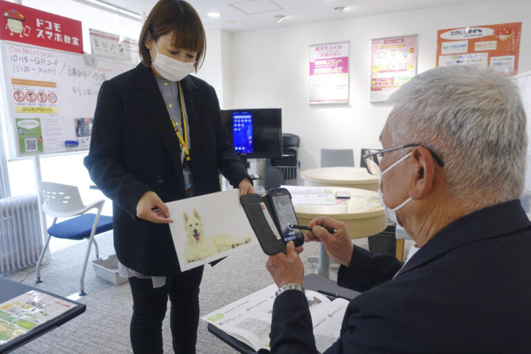 Le Japon s&rsquo;efforce de combler le fossé numérique entre les jeunes et les personnes âgées
