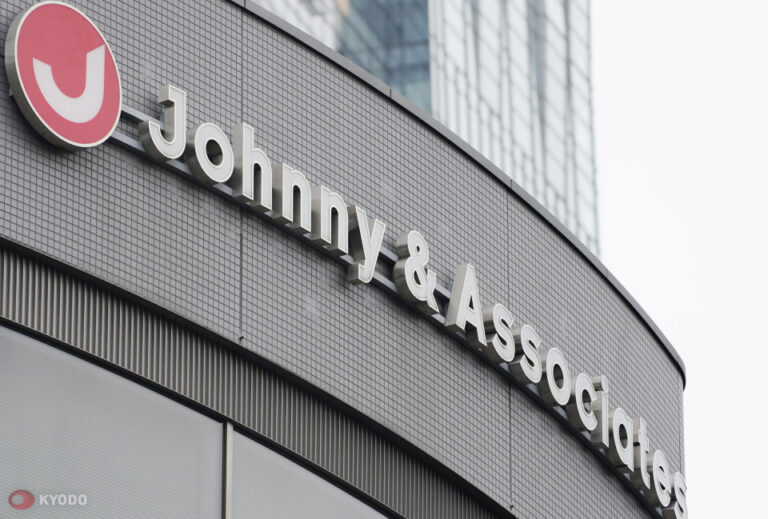 Le Premier ministre japonais promet une réunion sur les abus sexuels au milieu des revendications de l&rsquo;agence de talents de Johnny