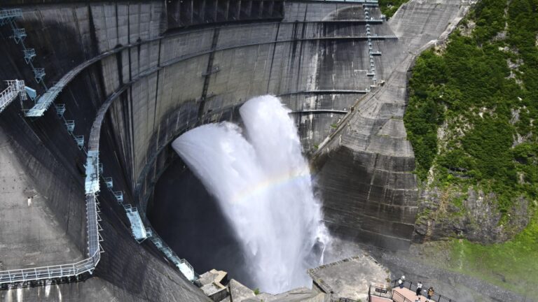 Le barrage japonais de Kurobe commence un événement de décharge d&rsquo;eau, ravissant les touristes