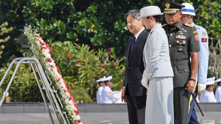 L’empereur du Japon et l&rsquo;impératrice offrent des fleurs au cimetière militaire indonésien