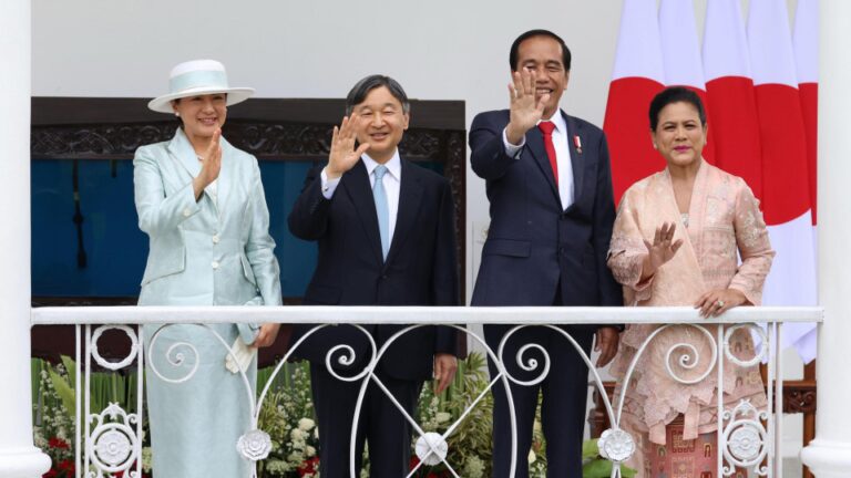L’empereur et l&rsquo;impératrice du Japon assistent à une cérémonie de bienvenue en Indonésie