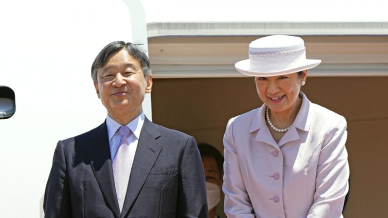 L’empereur et l&rsquo;impératrice du Japon se rendent en Indonésie pour leur première visite de bonne volonté