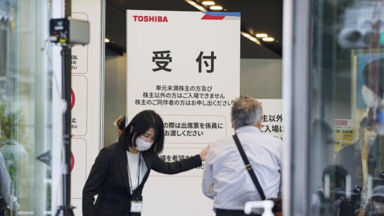 Les actionnaires de Toshiba réélisent les membres du conseil d&rsquo;administration en faveur d&rsquo;un plan de rachat