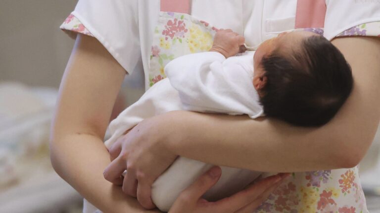 Les mères se voient refuser des soins post-partum dans 14 % des municipalités japonaises : enquête