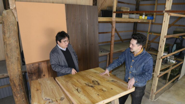 Maisons abandonnées fournissant une nouvelle source de vieux bois précieux