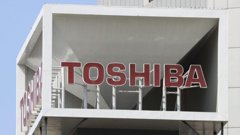 Toshiba consiglia agli azionisti di accettare l'offerta di buyout