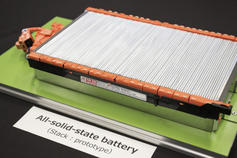 Toyota lancera un véhicule électrique alimenté par une batterie à semi-conducteurs dès 2027