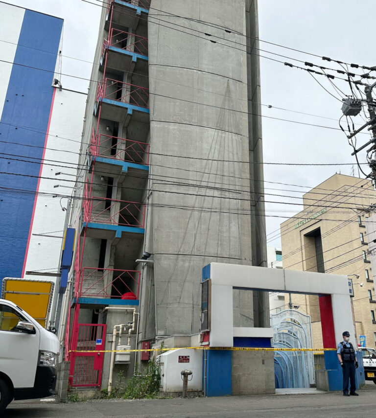 Corpo senza testa trovato all'hotel di Sapporo, persona vista con la vittima ricercata