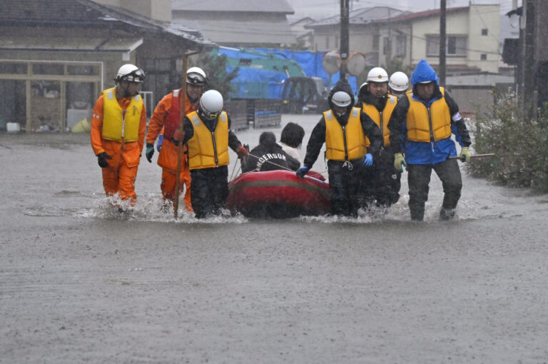La pluie s&rsquo;abat sur le nord-est du Japon, les habitants d&rsquo;Akita fuient la rivière qui déborde