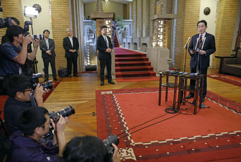 Le taux de soutien du cabinet du Premier ministre japonais Kishida chute encore à 34,3 %
