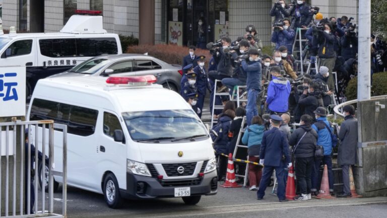Le tireur d&rsquo;Abe passe du temps à lire et attend son procès imprévu