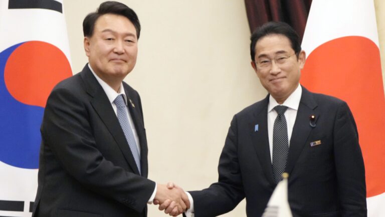 Les dirigeants du Japon et de la Corée du Sud se rencontrent après le lancement du missile ICBM de la Corée du Nord