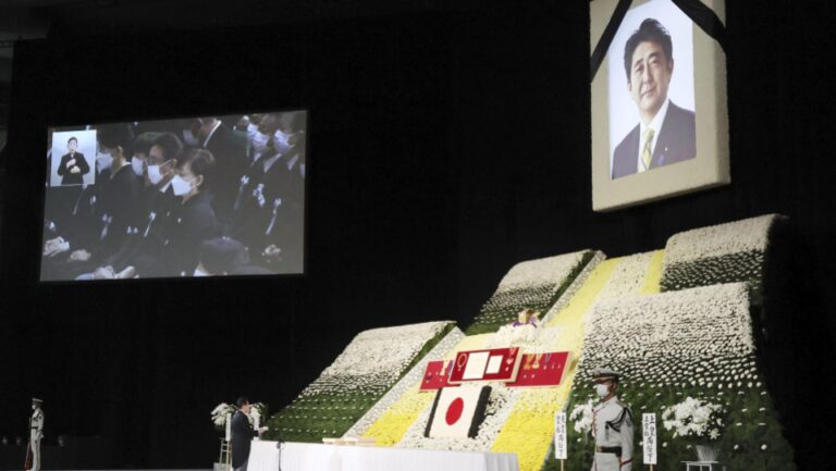 Un an après, l&rsquo;assassinat d&rsquo;Abe laisse derrière lui des problèmes cruciaux au Japon