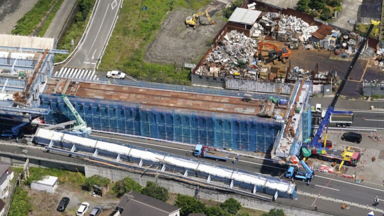 Crolla la trave di un ponte e uccide 2 persone in un cantiere in Giappone