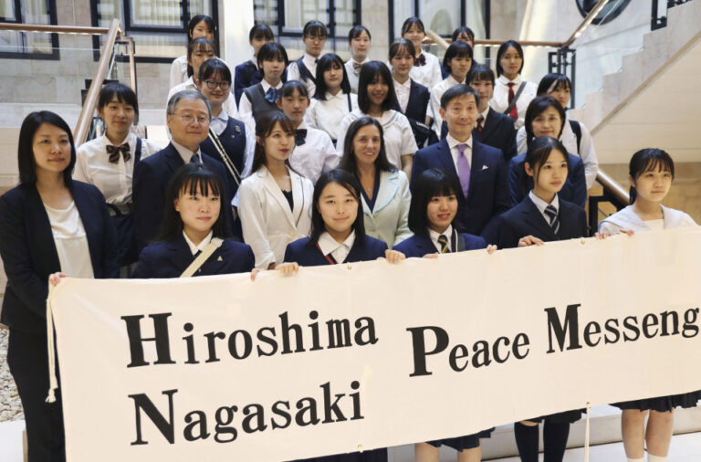 Des étudiants japonais demandent la fin des armes nucléaires lors de leur première visite à l&rsquo;ONU à Genève en 4 ans