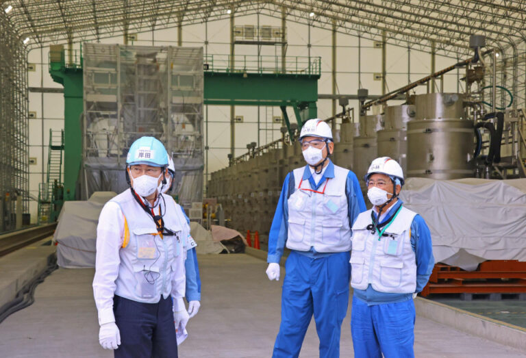 Kishida visita la centrale nucleare di Fukushima prima del controverso rilascio dell'acqua