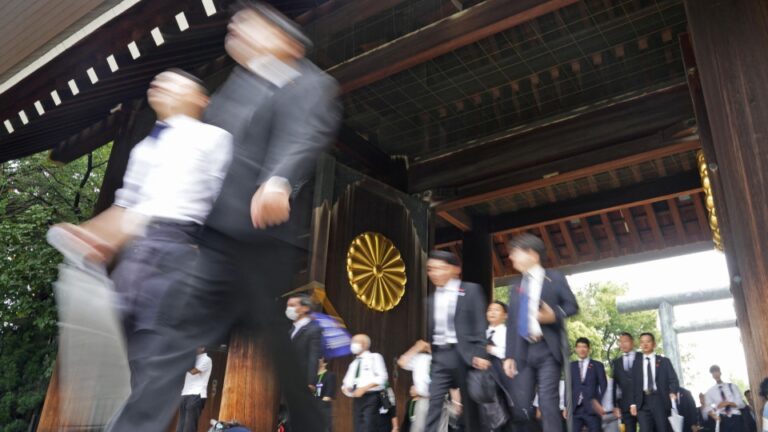 Le Premier ministre japonais Kishida envoie une offrande au sanctuaire Yasukuni à l&rsquo;occasion de l&rsquo;anniv de la Seconde Guerre mondiale.