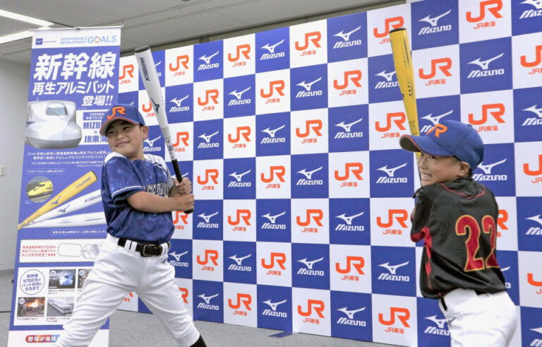Le métal Shinkansen transformé en battes de baseball pour arriver sur le marché en octobre.