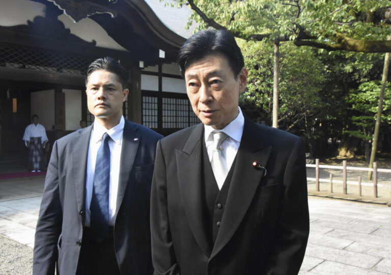 Il Ministro dell'Economia giapponese visita il Santuario Yasukuni legato alla guerra