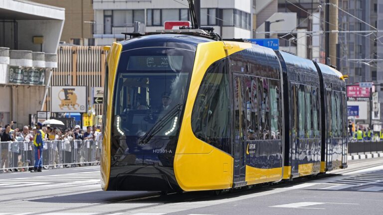 El primer sistema de tranvía nuevo de Japón en 75 años comienza a operar al norte de Tokio