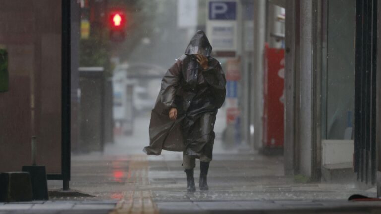 Le typhon Khanun apporte de fortes pluies au sud-ouest du Japon, plusieurs blessés