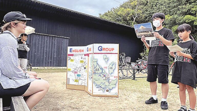 Les étudiants de Naoshima présentent leurs compétences en anglais en tant que guides touristiques pour la première fois