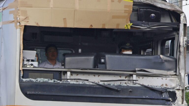 Les services reprennent après plus de 1 000 personnes bloquées dans un train près de Tokyo