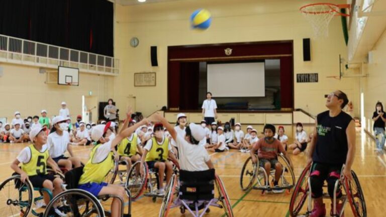 Un athlète paralympique inspire les étudiants de Kyoto avec le basketball en fauteuil roulant