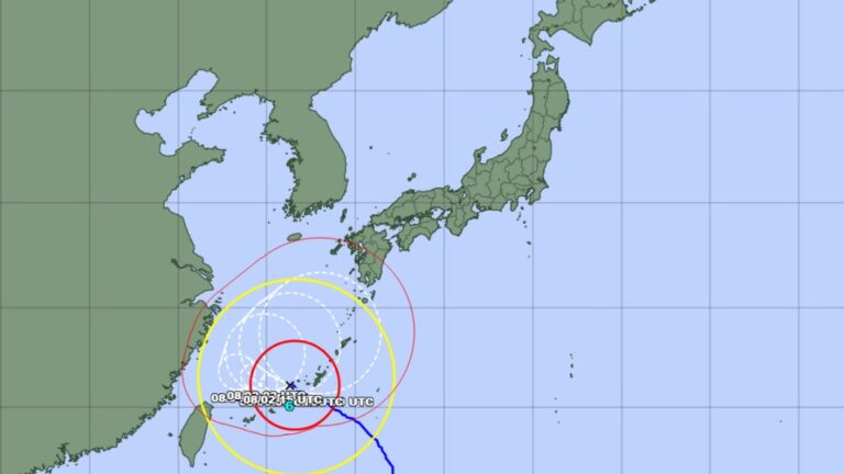 Un puissant typhon s&rsquo;approche d&rsquo;Okinawa au Japon et fait 1 mort