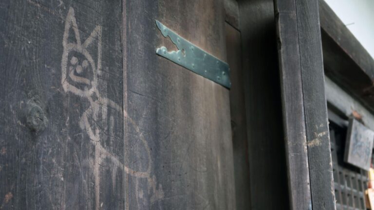 Un temple du patrimoine mondial à Nara vandalisé avec une image ressemblant à un chat