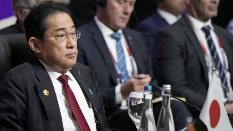 Le Premier ministre japonais Kishida va remanier son gouvernement sur fond de baisse des sondages publics