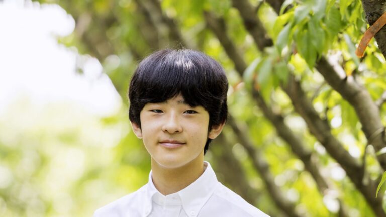 Le prince Hisahito du Japon, deuxième sur le trône, fête ses 17 ans